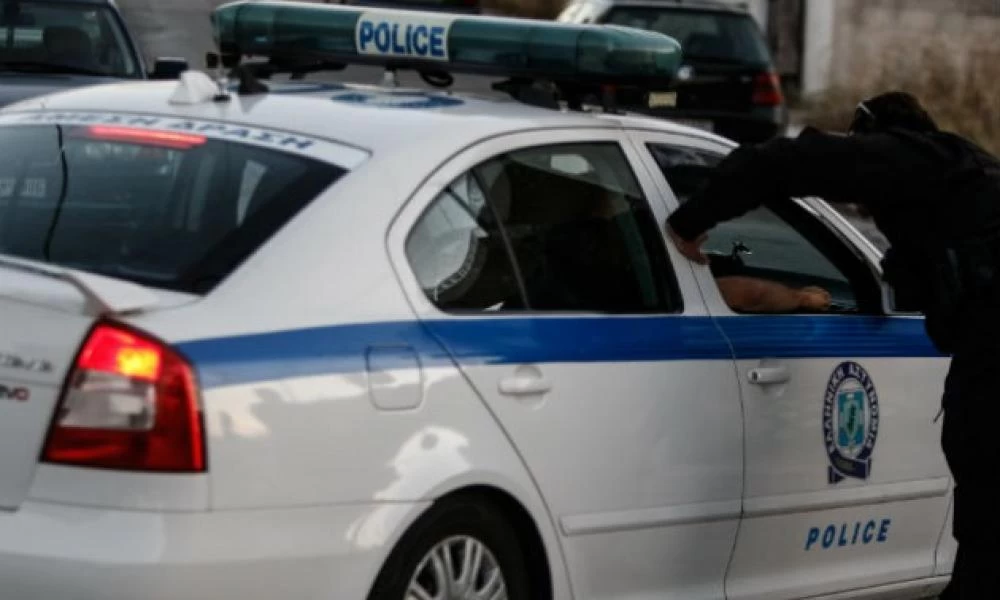 Έρευνες της ΕΛ.ΑΣ. για 30χρονο που το έσκασε από περιπολικό κοντά στα δικαστήρια